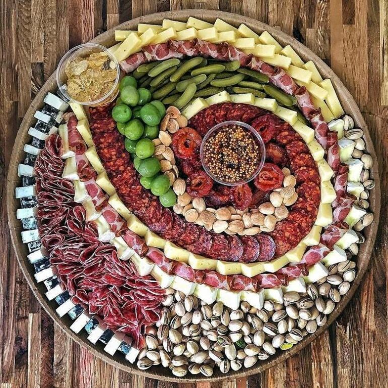Праздничная мясная нарезка