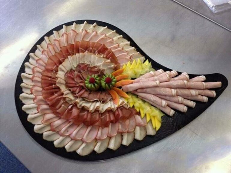 Красивая мясная нарезка на праздничный стол