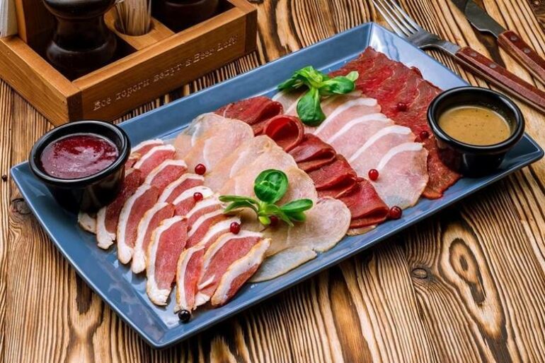 Красивая мясная нарезка на праздничный стол