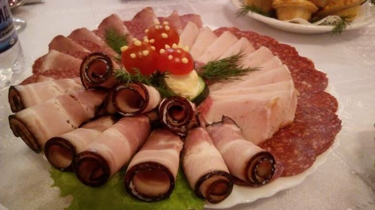 Красивая мясная нарезка на праздничный стол