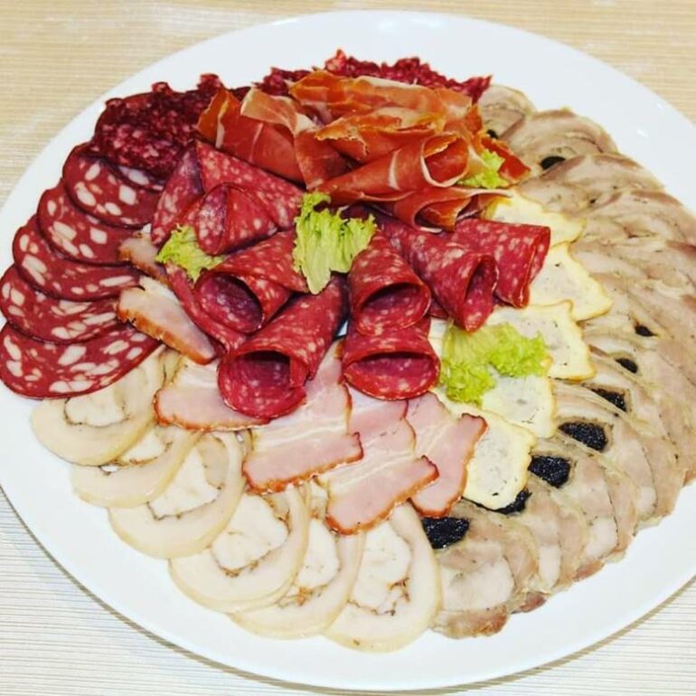Красивая мясная нарезка на праздничный стол