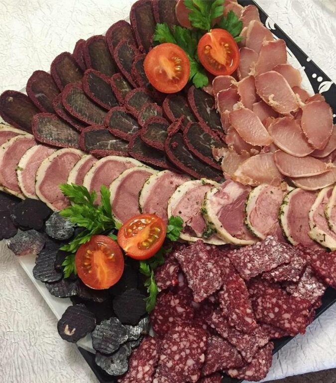 Красивая мясная нарезка на праздничный стол