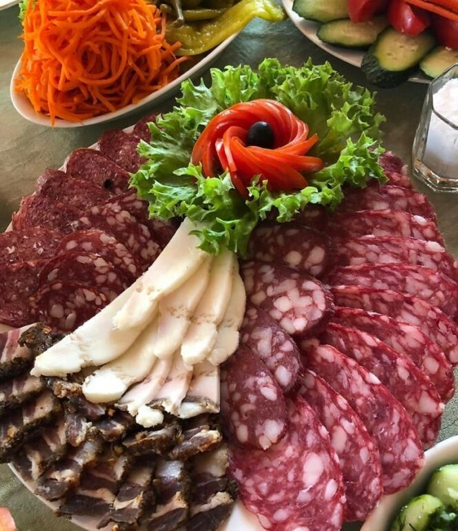 Красивая мясная нарезка на праздничный стол