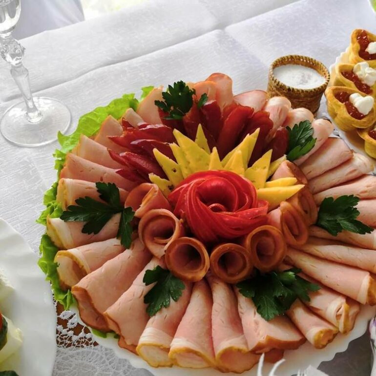 Красивая мясная нарезка на праздничный стол