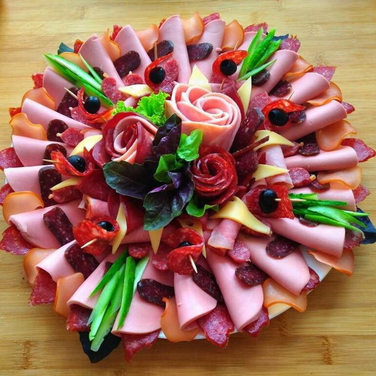 Красивая мясная нарезка на праздничный стол