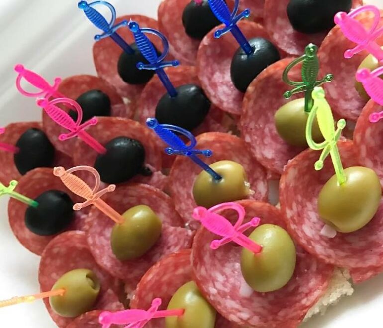 Красивая мясная нарезка на праздничный стол