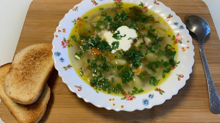Пшенный суп с щавелем и крапивой